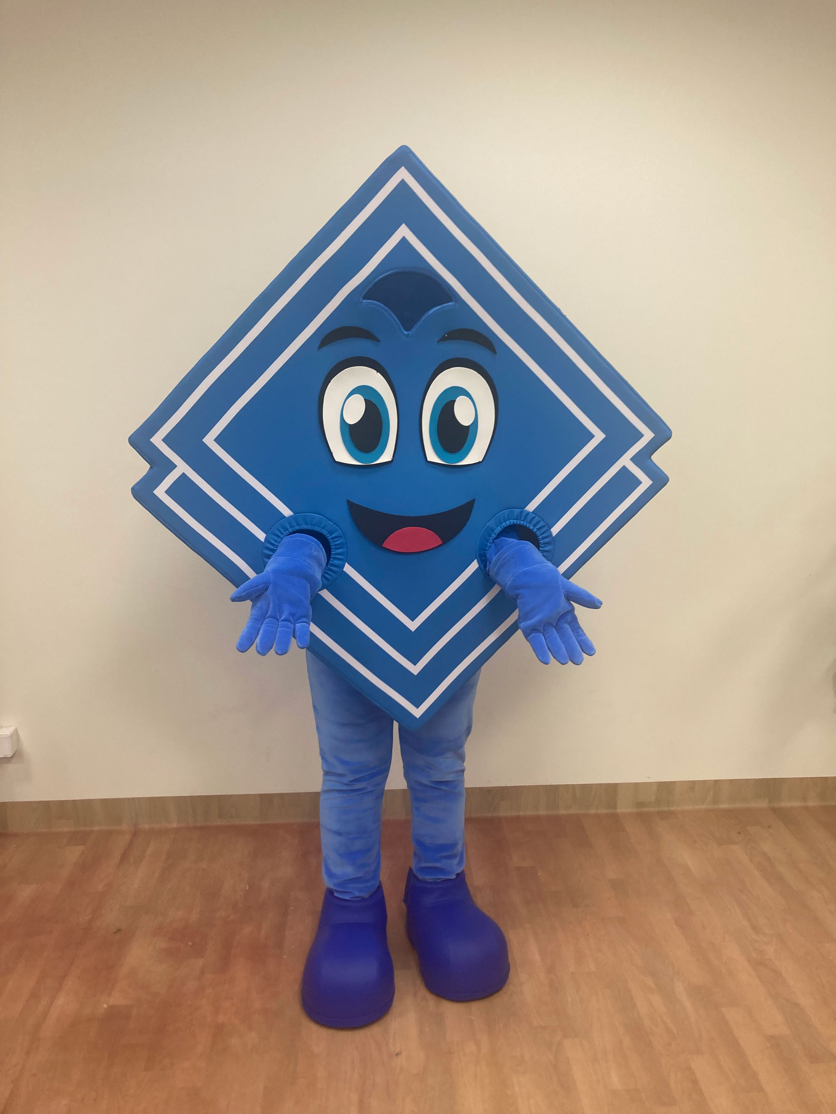 Na fotografii widnieje strój reklamowy w postaci rombu pozujący do zdjęcia w siedzibie firmy Elabika